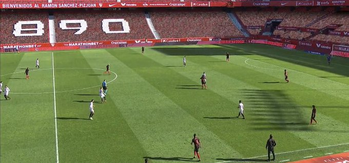 On other instances, with the 433, the single pivot (Zubimendi (No. 36) here) would drop deep, but take position in front of the CBs, and allow the fullbacks to stretch wider and receive in the wide spaces.