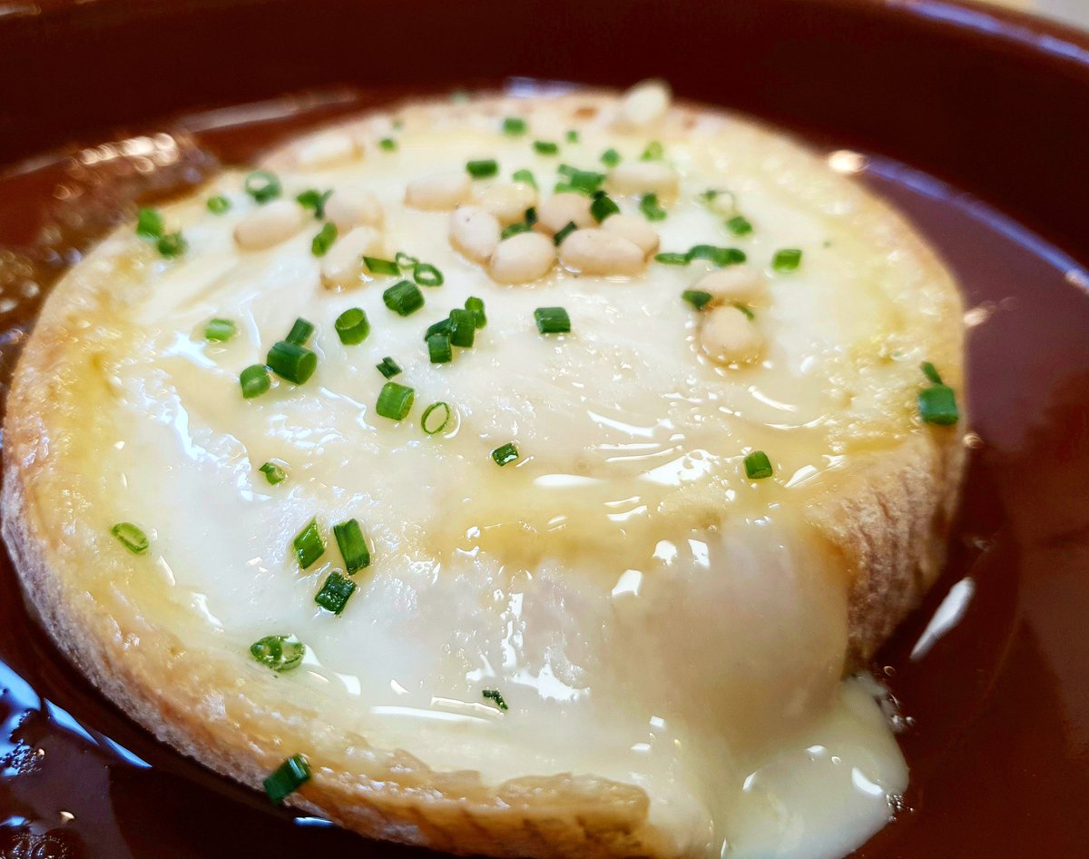 Hoy parada y fonda en #Dorigengourmet. Medio cremoso de <a href="/CremositosZujar/">Cremositos del Zújar</a> con piñones. Y a seguir jornada oiga. 😋 #cheeselovers #cosasdequesos #Madrid #queso #vivaelqueso #abgonzalezpinos #consultoría #formación