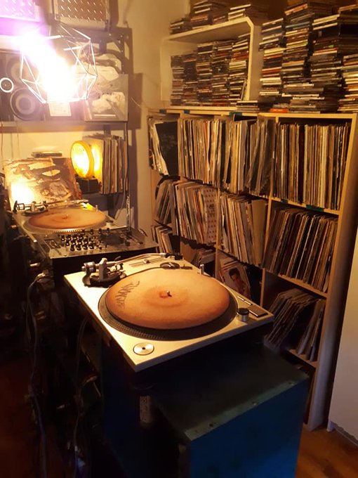 🔵🟢🟣 This is the Living R00M of my Ex Coloc last year in Villeray Montr&eacute;al. This is where I found lots<a href="/tag/nowplaying"class="tags"><span>#nowplaying</span></a>