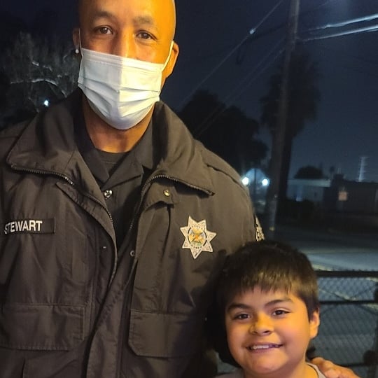 SBCUSDPOLICE's tweet image. Overnight, our #DistrictPoliceTeam made a few surprise visits to some students within our District &amp;amp; issued a few #PositiveTickets for perfect attendance, good behavior, and participation. #RelationalPolicing #SupportingEducation #LoveWhatWeDo @SBSPDjpaulino