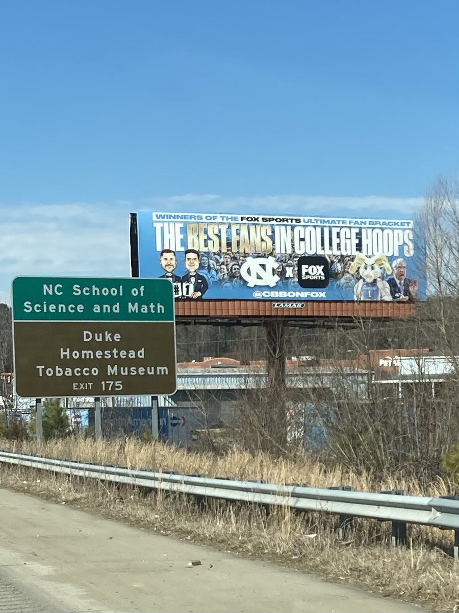 jsbtarheel95's tweet photo. I rode by again a few minutes ago, and it’s still there. @UNC_Basketball #GoHeels @CBBonFOX #FOXFanVote #GDTBATH https://t.co/LEW7ycjMK5