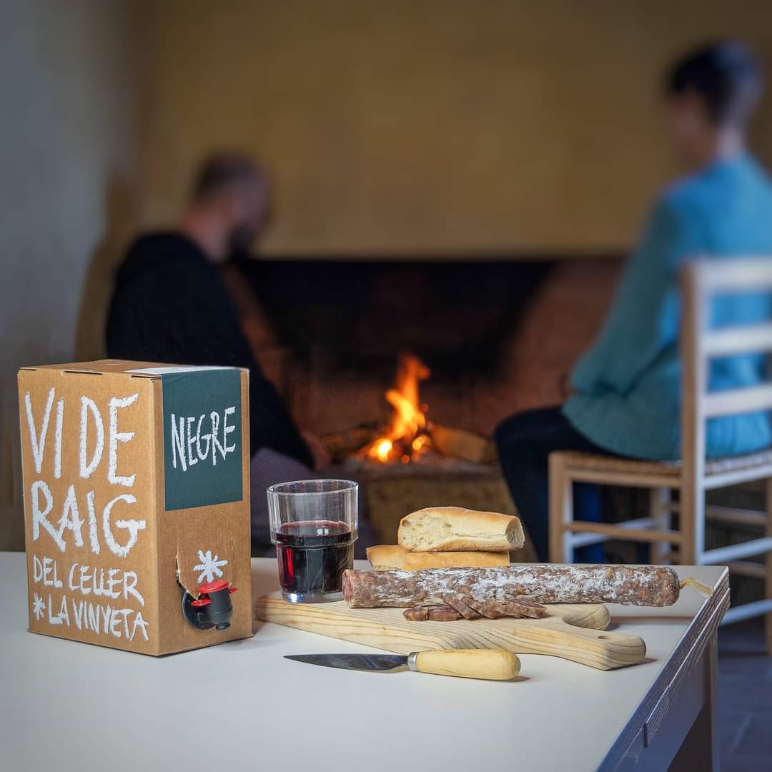 El Vi de Raig de la Vinyeta és un petit homenatge als nostres predecessors. És un record per aquella gent senzilla i honesta, de mans endurides i de pell cremada pel sol i la tramuntana. És un agraïment per aquells que aixecaren cooperatives i plantaren costers de vinya