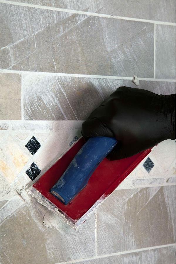 Take the hassle out of installing a tile backsplash by following these instructions. #DIY #hometips  cpix.me/a/115865223