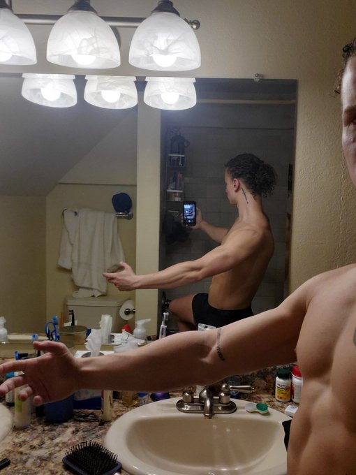 Just showin off the new ink 🤠 https://t.co/kHV7PS21jN