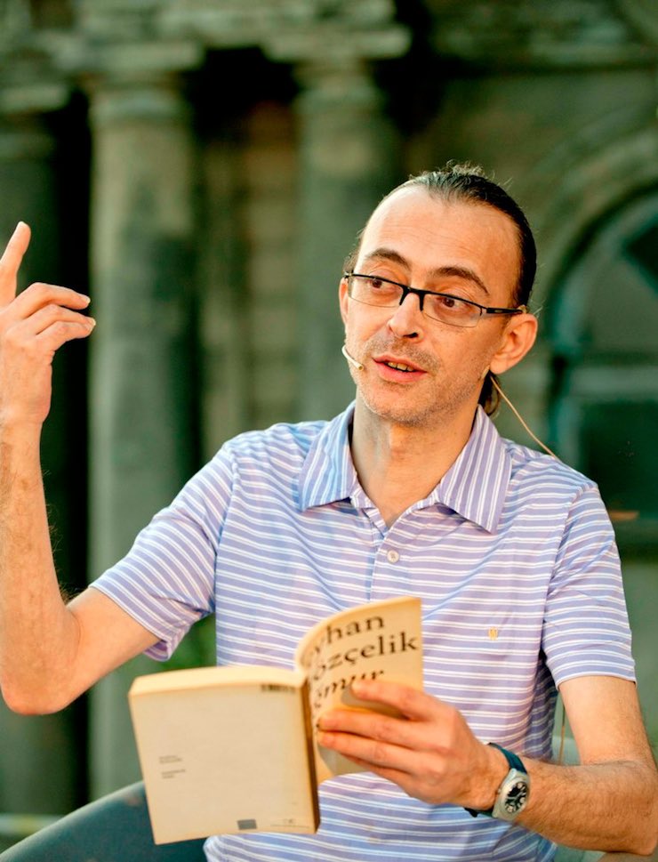 “bir nedeni yok. yalnızca öptüm.”

küçük İskender