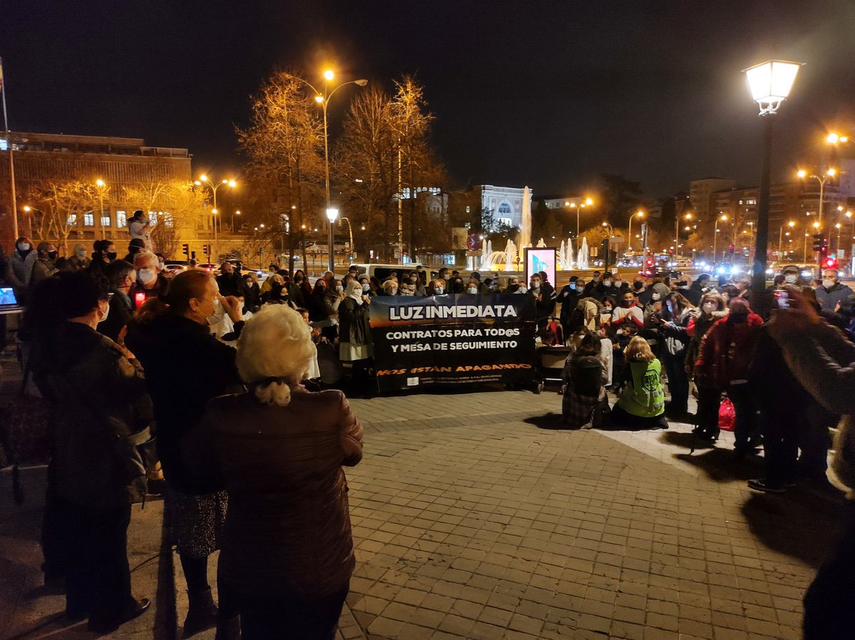 EeAmadrid's tweet photo. Hoy frente al @mitecogob estamos exigiendo #UnFuturoSinCortes17F En nuestra ciudad miles de familias en la Cañada Real la empresa @Naturgy les niega el acceso al suministro energético. https://t.co/RiosPs6Jr3