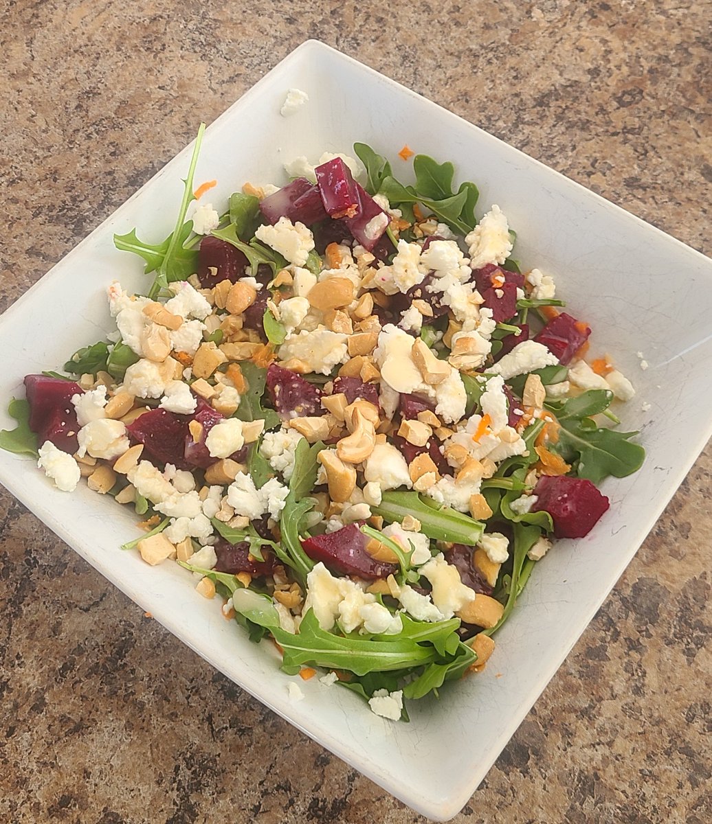 reluctanthmmkr's tweet photo. Today's lunch: Arugula salad with beets carrots, goat cheese and chopped cashews &amp; a creamy garlic vinaigrette. #saladsofinstagram #salad #beets #goatcheese #cashews #lunch #arugula #arugulasalad #thereluctanthomemaker https://t.co/XwV1OCgOv0 https://t.co/4smoVRVxrh