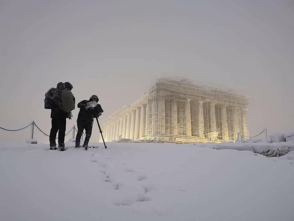 literlandweb1's tweet photo. La Acrópolis de Atenas hoy, bajo un manto de nieve. La tormenta se llama Medea. Justicia poética. https://t.co/fgBhQo9kZm
