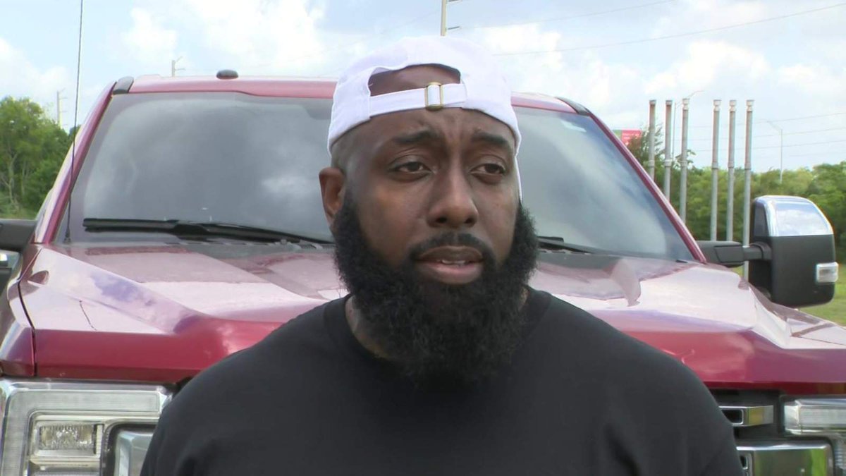 KPRC2's tweet photo. ’A lot of hungry people out here’: Houston’s Trae Tha Truth buys food for those in need during winter storm https://t.co/FA9LNojMHd https://t.co/9AQjb6oHIR