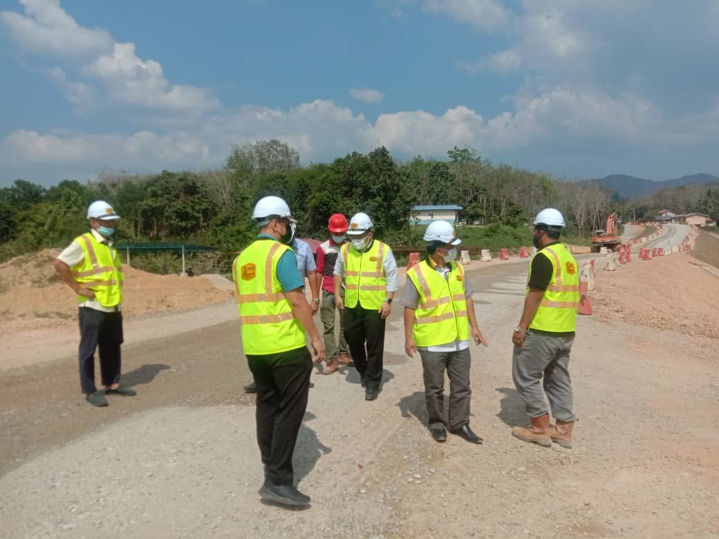 MrAdib87's tweet photo. Lawatan Ir. Khairul Nizan Bin Khairudin, Pegawai Penguasa merangkap Pengarah JKR KESEDAR ke tapak Projek Menaiktaraf Jalan Menghubungkan Kg. Pemberian ke Jalan Utama FT008, Kuala Krai, Kelantan. Kemajuan ditapak 51% berbanding jadual 47%.

#JasaKepadaRakyat https://t.co/UlLSBNjMGe