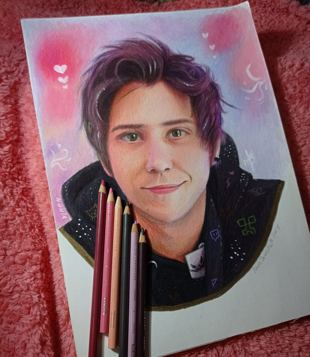 SonyYireh's tweet image. Es la segunda vez que hago un retrato de @Rubiu5 con colores, hay muchos detalles que solo fans de el reconocerán 👀💚
#rubius #rubiusfanart #fanart