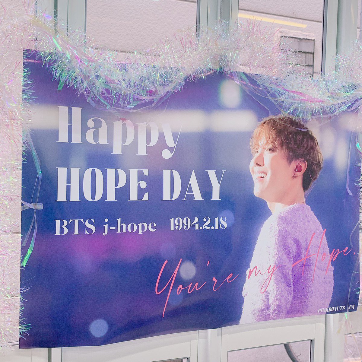 CafeTIAM's tweet photo. 📢お知らせ

＃happybirthdayJHOPE 

本日2/18(thu)〜

J-hopeカップホルダーの配布をします。
街頭広告の一部ポスターも展示しています。

本日は、混雑が予想されます。近隣のご迷惑にならないようにご協力お願いします🙇‍♀️

@PINKDONUTS_JM 様 https://t.co/XbMnZ51QiW