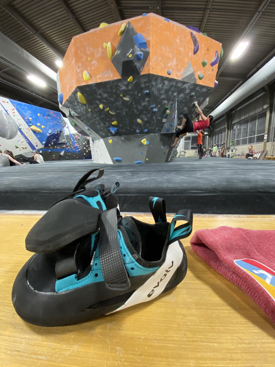 EVOLV DEMO COMING YOUR WAY 🧗🏽 Try on the whole Evolv fleet, and save 20% on #teamevolv shoes! It's going down at #ascendpittsburgh on Wednesday, March 3 from 4p - 9p. Here is Etai taking a suspiciously casual jaunt up the mushroom in his new #geshido kicks.