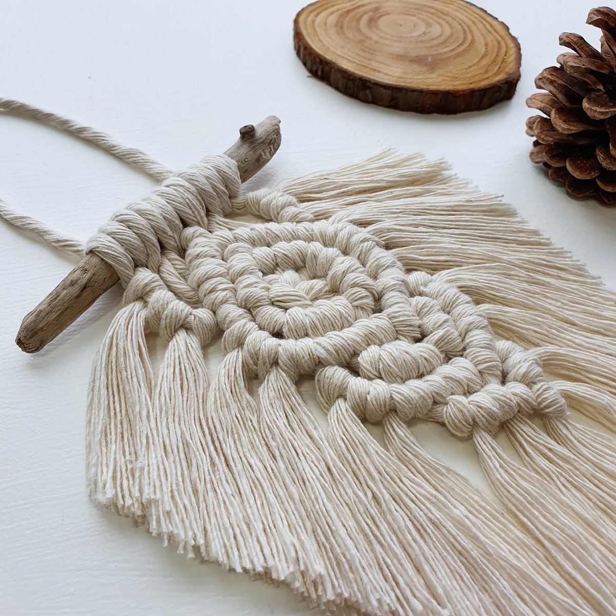 RainbowsAugust's tweet photo. Macrame feather handmade by me 🍃 bring a little boho to your home 🏡

https://t.co/teMOF9I0Ws

#elevenseshour #macrame #macrameleaf #macramefeather #handmade #UKGiftHour https://t.co/YQ7C5Ed6JN