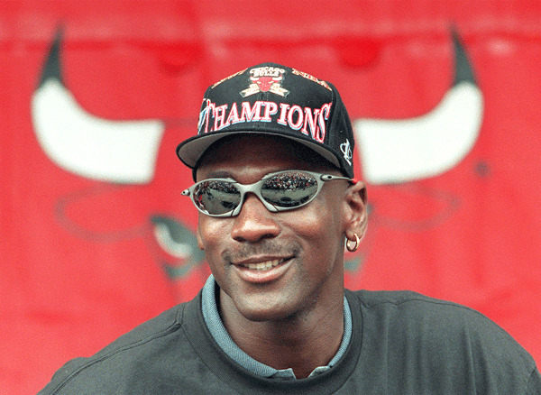 Oakley relança óculos Juliet e Romeo que fizeram sucesso no rosto de  Michael Jordan - GQ