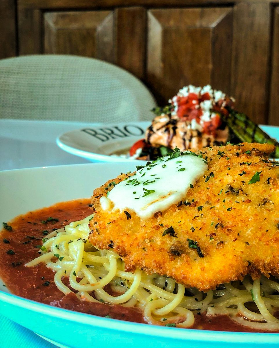 Oh, momma! I think I'll start my diet tomorrow... tonight I'm eating this chicken milanese at @brioitaliangrille! Who's with me? 😜