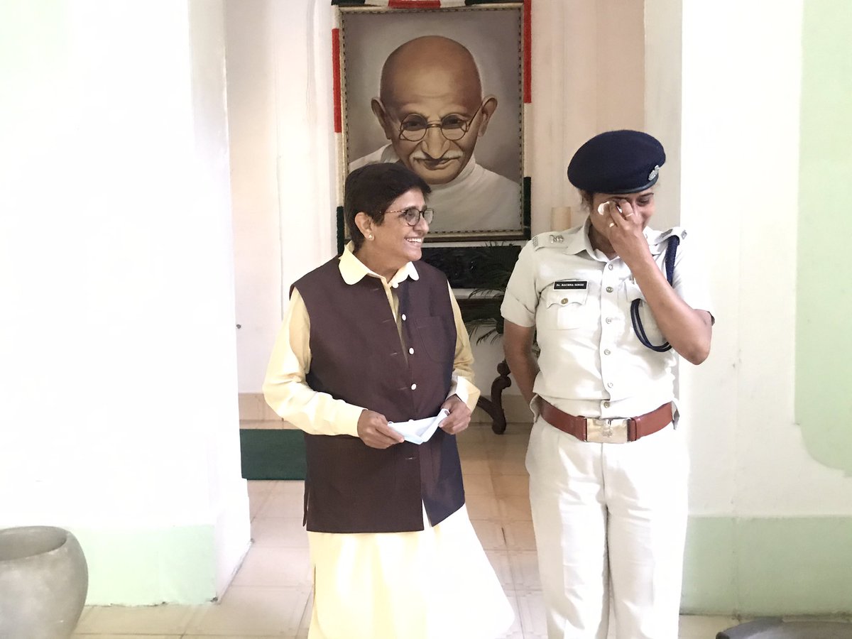 ishaarorafly's tweet photo. SP Rachna Singh gets emotional. While @PuducheryPolice bids farewell Guard of Honor to Dr @thekiranbedi in Puducherry today.
#KiranBedi in #TrueGovernance https://t.co/oFXdVc9ird