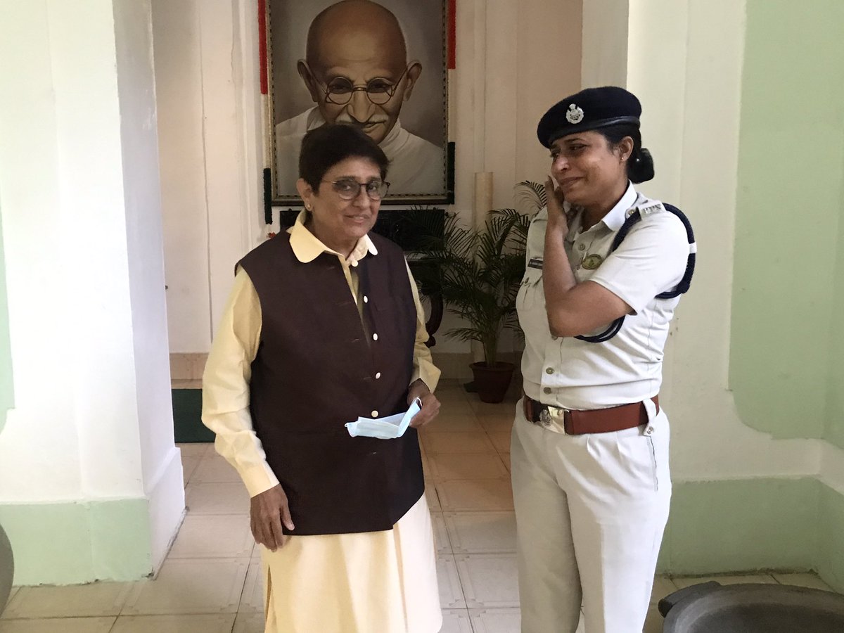 ishaarorafly's tweet photo. SP Rachna Singh gets emotional. While @PuducheryPolice bids farewell Guard of Honor to Dr @thekiranbedi in Puducherry today.
#KiranBedi in #TrueGovernance https://t.co/oFXdVc9ird