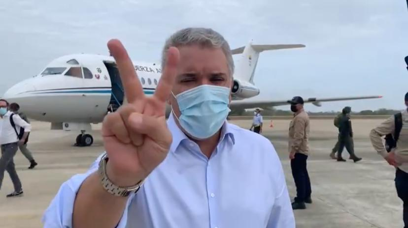 Matador000's tweet photo. Con 60.000 muertos por covid, 50.000 pinches vacunas para 35.000.000 de personas por vacunar, una contracción del PIB de 6.8%, con masacres diarias, narcotráfico, corrupción, desempleo y hambre.

¿Por qué hace la señal de victoria?, ¿victoria de qué?

No le da ni pena. https://t.co/U8vai7leMu