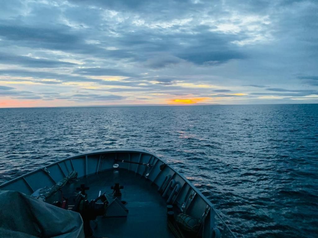 ¿Sabías que en #PuntaArenas amanece por el mar?

El Patrullero de Servicios Hidrográficos (PSH) "Cabrales" de la 3ª Zona Naval envía esta espectacular foto de su navegación por el Estrecho de #Magallanes durante esta mañana

#ArmadaTeCuida
#QuédateEnCasa 
#UsaMascarilla