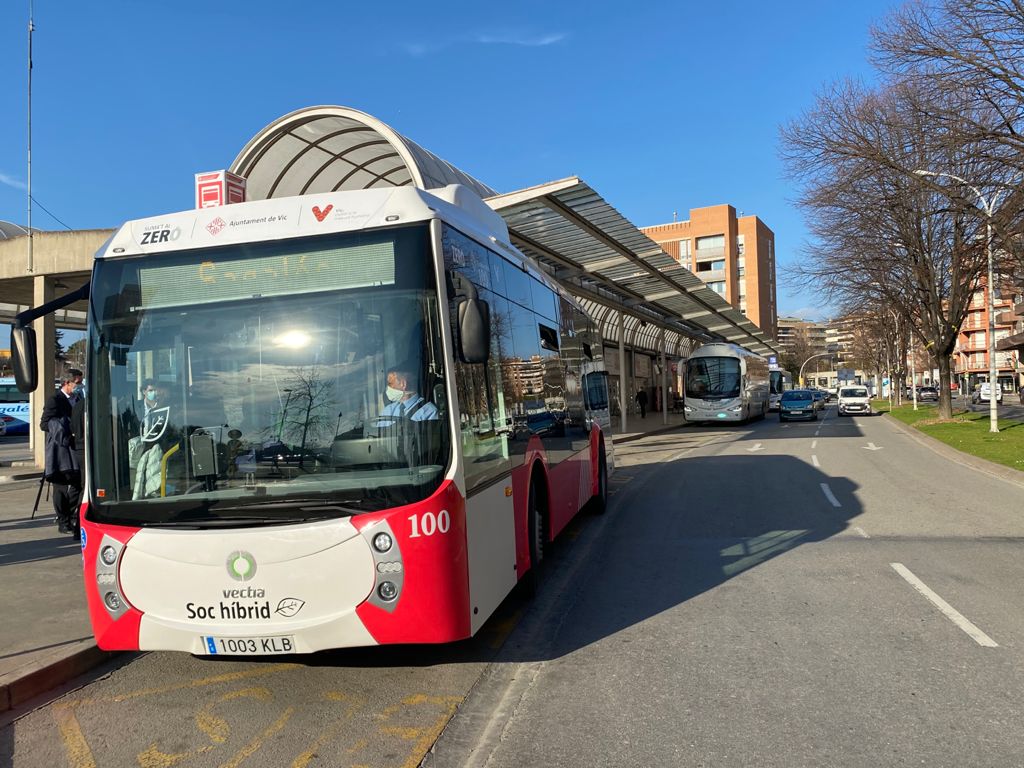 fabianapalmero's tweet photo. Seguim treballant per una ciutat saludable. Avui hem fet el primer viatge amb el nou bus híbrid que l'@aj_vic acaba d'adquirir i cedir a @sagalesbus per a la gestió. Per una mobilitat segura i sostenible! @vic_gurbana @healthycitiesAP https://t.co/qKWzaYIs1K