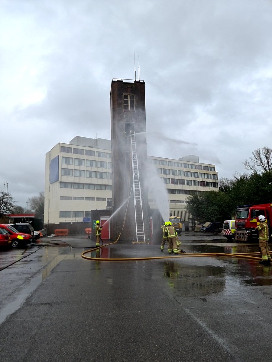 lclarke1984's tweet photo. Day 3 teaching the retained recruits course R1-21 @WestSussexFire @WSFRS_TDA today was combining pumps and ladders. With extras thrown in #retained #firefighters #Training #PumpsAndLadders #TeamWork @EastWitt_stn40 @station_48 @46Arundel @Turners_Fire @HenfieldFire @WSFRSRLO https://t.co/4erlXRBRxF