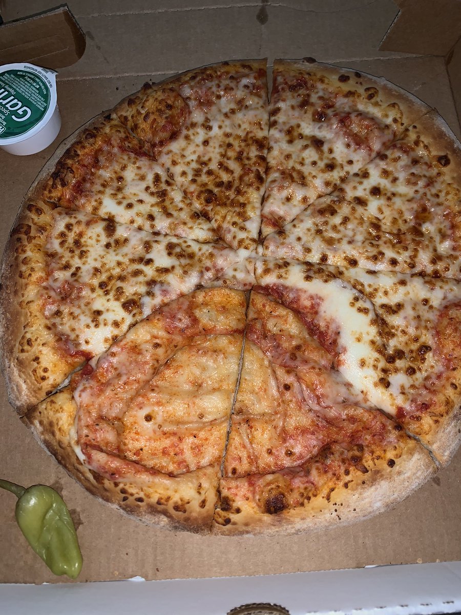 kaylarharding's tweet photo. @PapaJohns Who looked at this and thought ‘yeah I’m still gonna give this to a customer’ https://t.co/uYmwv2FwXa
