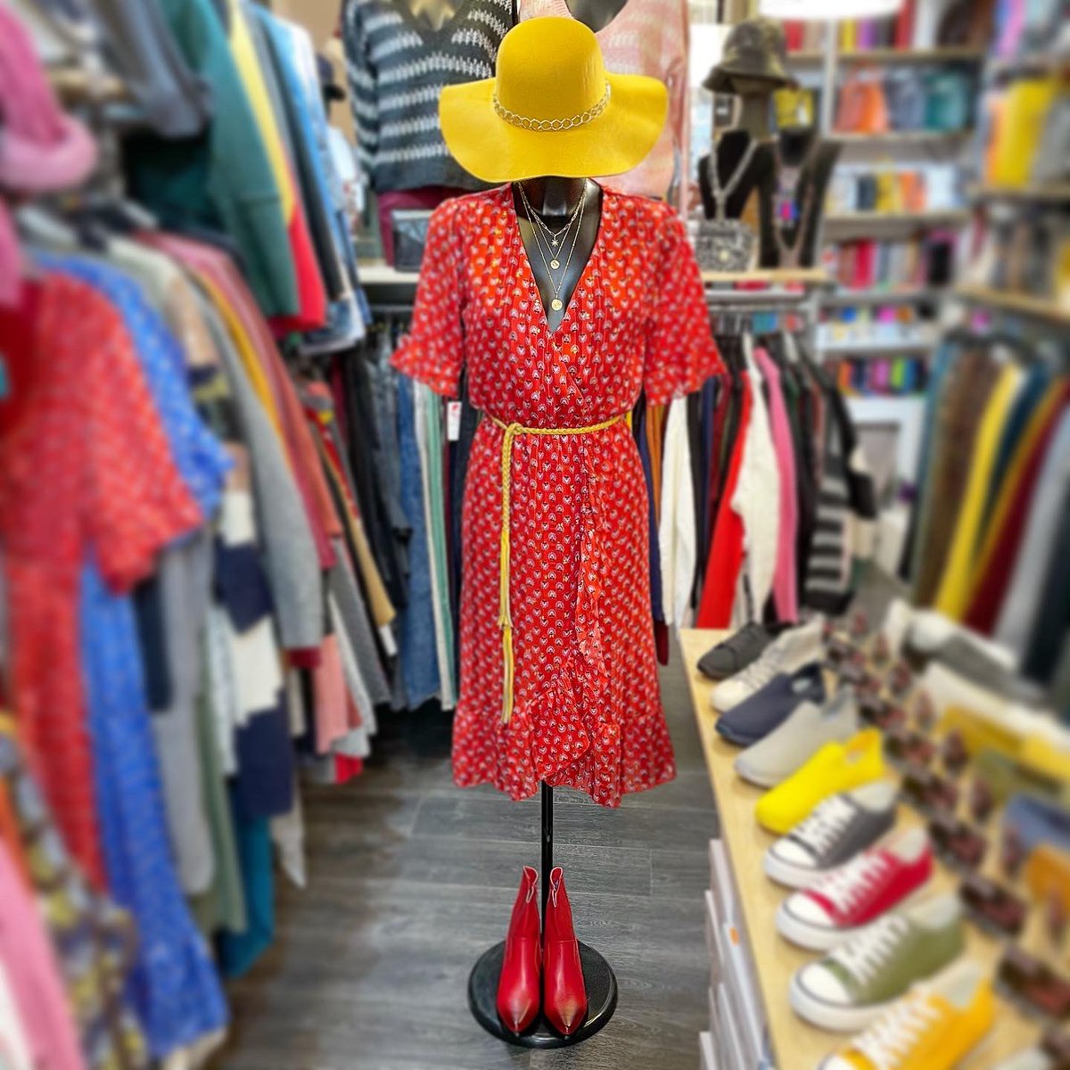 entre_lacet's tweet photo. ❤️Tenue du jour ♥️ 
Les beaux jours arrivent, mettez de la couleur et de la bonne humeur dans votre vie ! ☺️
🛍#entrelacet
#fontenayauxroses #villedefar 
#boutique #shopping #tendance2021 #tenuedujour #mode 
#madeinfrance #fabricationfrancaise #robe #motif https://t.co/KYeyNY02P0
