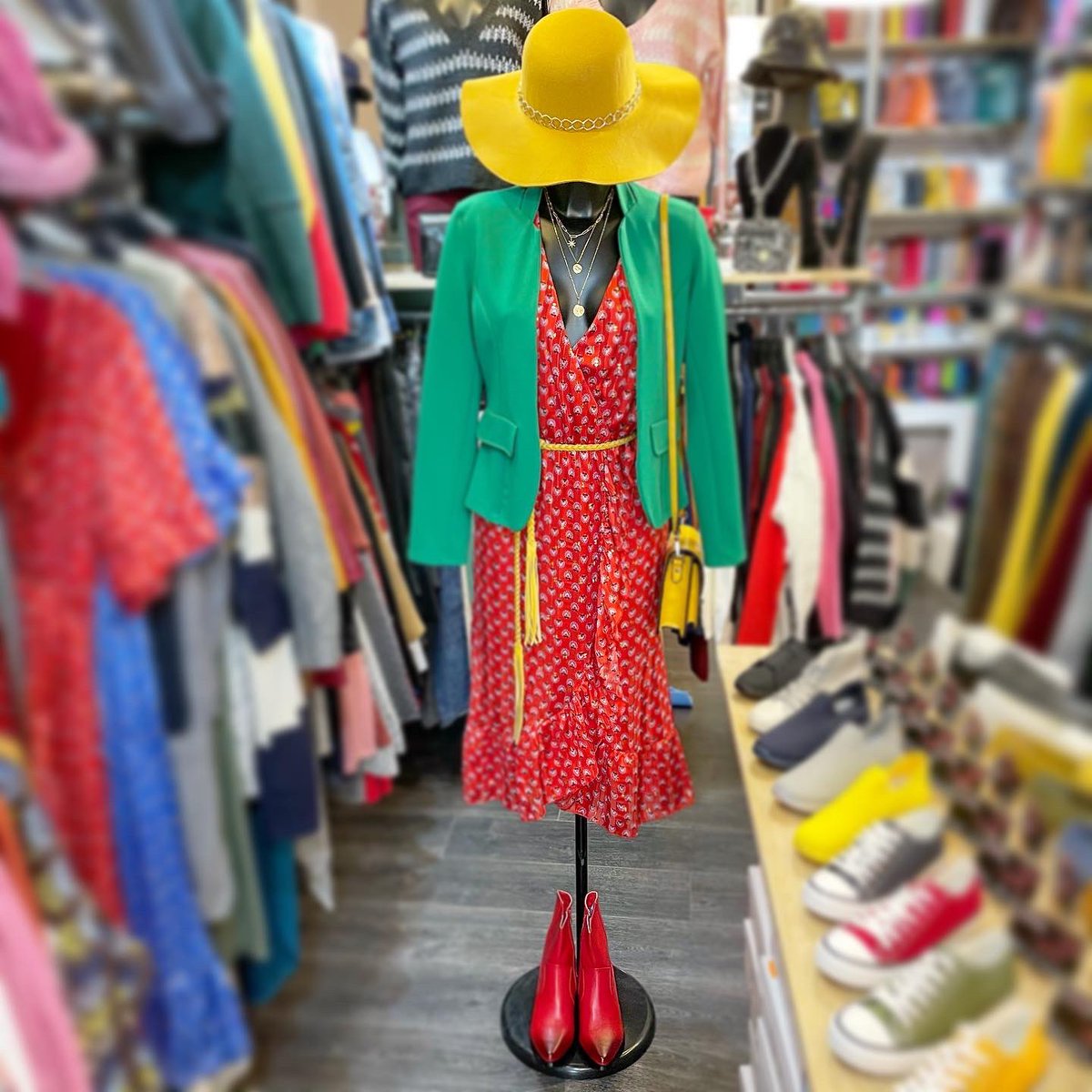 entre_lacet's tweet photo. ❤️Tenue du jour ♥️ 
Les beaux jours arrivent, mettez de la couleur et de la bonne humeur dans votre vie ! ☺️
🛍#entrelacet
#fontenayauxroses #villedefar 
#boutique #shopping #tendance2021 #tenuedujour #mode 
#madeinfrance #fabricationfrancaise #robe #motif https://t.co/KYeyNY02P0