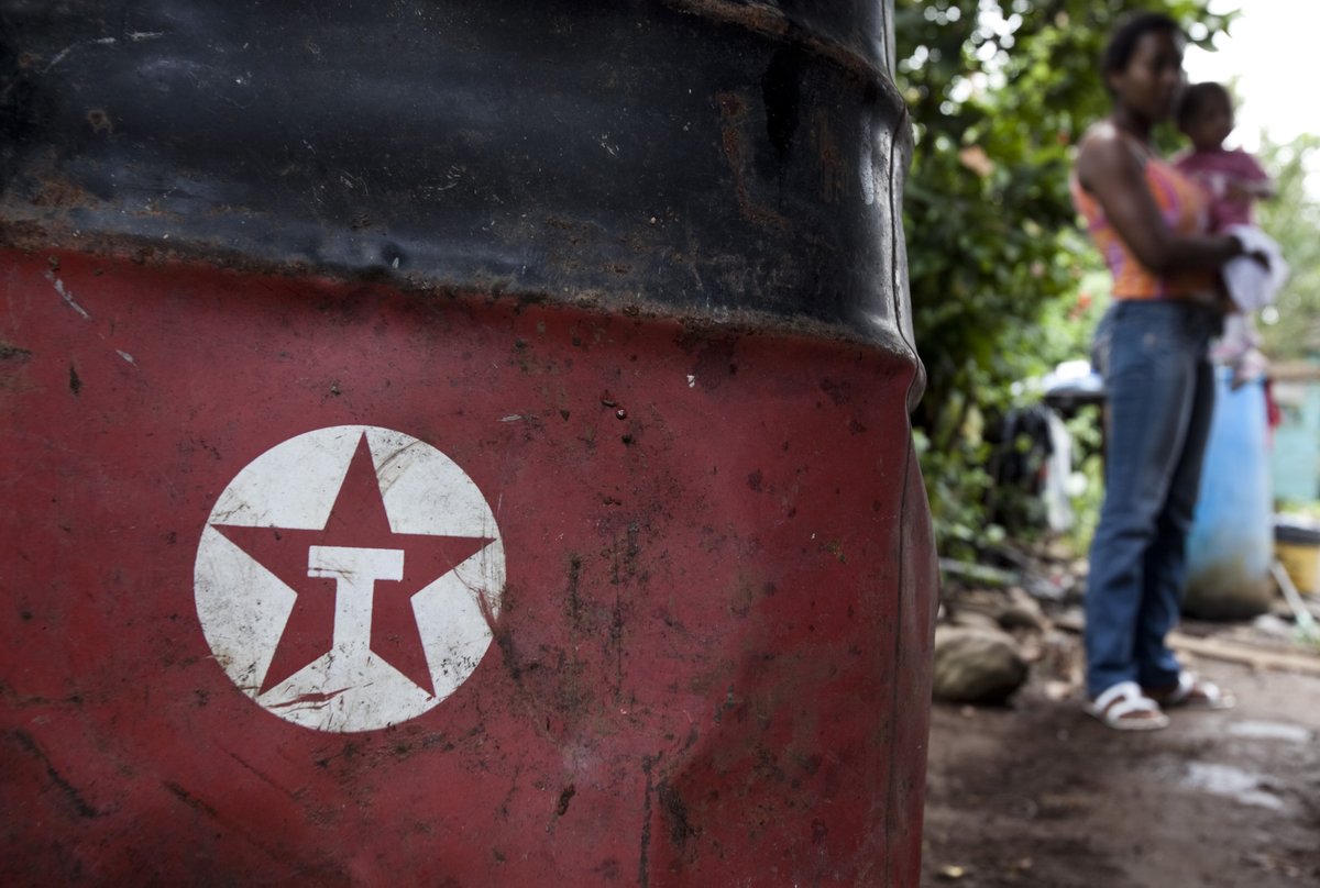 The struggle for  #ClimateJustice in Ecuador and the lengths  @Chevron has gone to punish  @SDonziger should scare every advocate of free speech & human rights.  @jamesnorth7  @KlasfeldReports  @VICENews  @theintercept  @fastlerner  @amywestervelt  @eva_hershaw