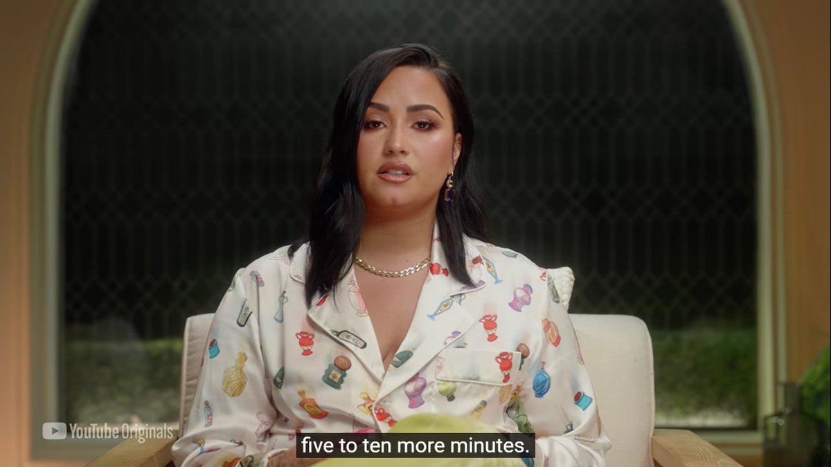 demilovatobr's tweet photo. "Eu tive três derrames. Um ataque cardíaco. Meus médicos disseram que eu teria mais 5 a 10 minutos [de vida]". #DemiDWTD https://t.co/dIQI73A0Rx