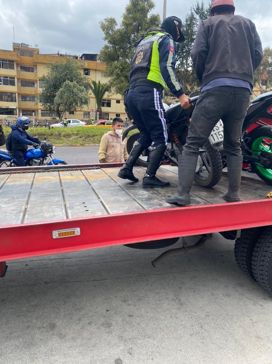 ANT_ECUADOR's tweet photo. @ANT_ECUADOR en coordinación con la @AMTQuito realizan un operativo de control en #Quito, para la verificación y revisión de matrículas, licencias y circulación de placas de acuerdo a la ordenanza municipal. https://t.co/0ziQU67KQF