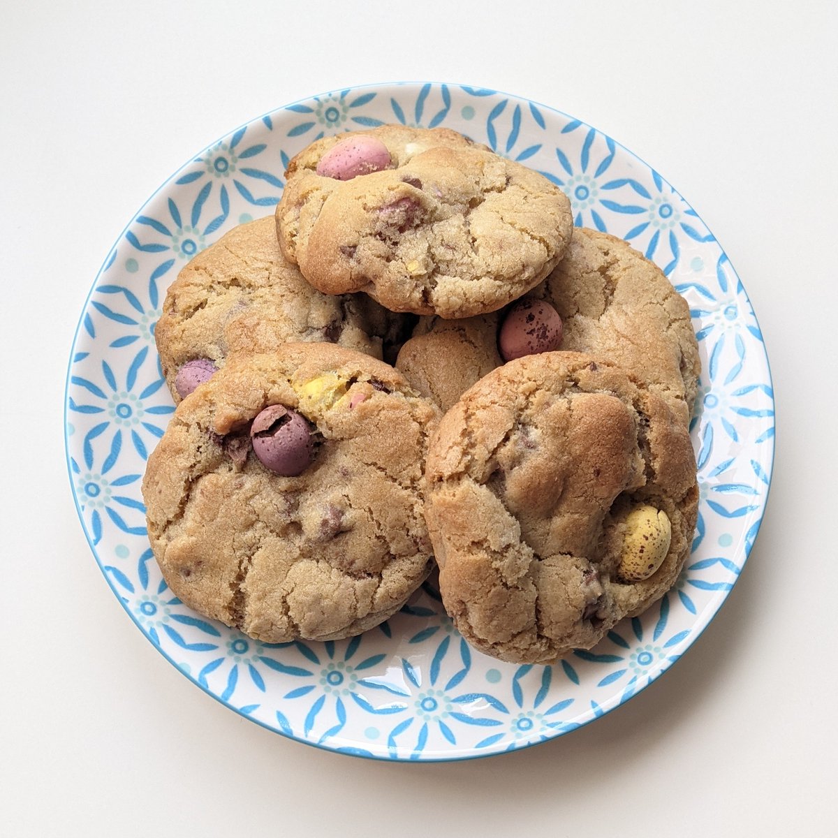 aBoxofButtons's tweet photo. Mini Egg Cookies! Tried out the popular recipe by @janespatisserie, safe to say it was a success! Who doesn't love @CadburyUK mini eggs!? - H 
https://t.co/31TmMEnloE
#cookies #minieggs #baking #minieggcookies https://t.co/sGp9J1qHOM