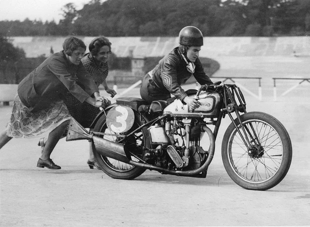 beatrice shilling - of hampshire 
sciencefocus.com/science/10-ama…
she figured out a way to stop engine stall in wwII planes. and she.liked.bikes oh ya
