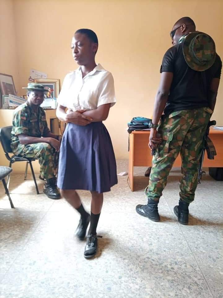 seundreew's tweet photo. She went to school (Government  secondary school Ikot Ewa) with a gun to shoot her teacher for telling her to cut her colored hair? 🤯 https://t.co/CcI8NwsF4p