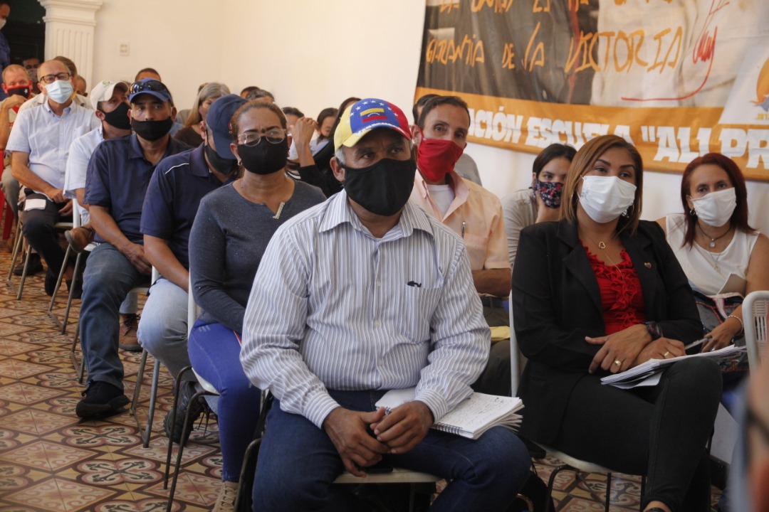 Gob_Cojedes's tweet photo. #AlDía📍 En la Escuela Alí Primera se realizó la instalación del Congreso Bicentenario de los Pueblos, Capitulo Profesionales, Técnicos e Intelectuales, dónde 70 personas debatieron las propuestas que permitirán avanzar, reunificar y fortalecer este importante sector. https://t.co/qcitiqEpgx