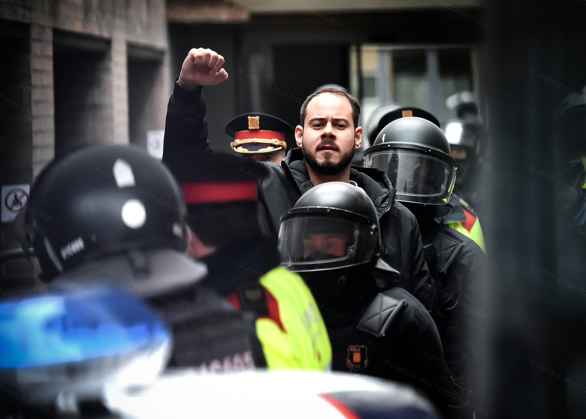 alellacup's tweet photo. 💩 A Espanya, "el govern més progressista de la història"
😂 A Catalunya, @govern "independentista"
✊ Al carrer, la ràbia i la dignitat davant de tanta injustícia
#LlibertatPabloHasel 🔥🔥🔥 https://t.co/pJcCntU24j