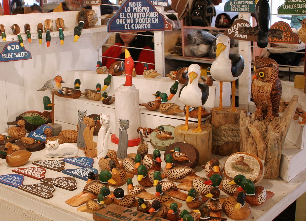 Entre cueros, lanas, alpaca, maderas, murmullos de palomas aprontándose al descanso entre las hojas de las palmeras, caracoles,mates, bombillas, piedras, plaza de comidas, cuchillos, diseños multicolores en batik, recuerdos de Punta, platería,

quehacemoshoy.com.uy/la-plaza-de-lo…
