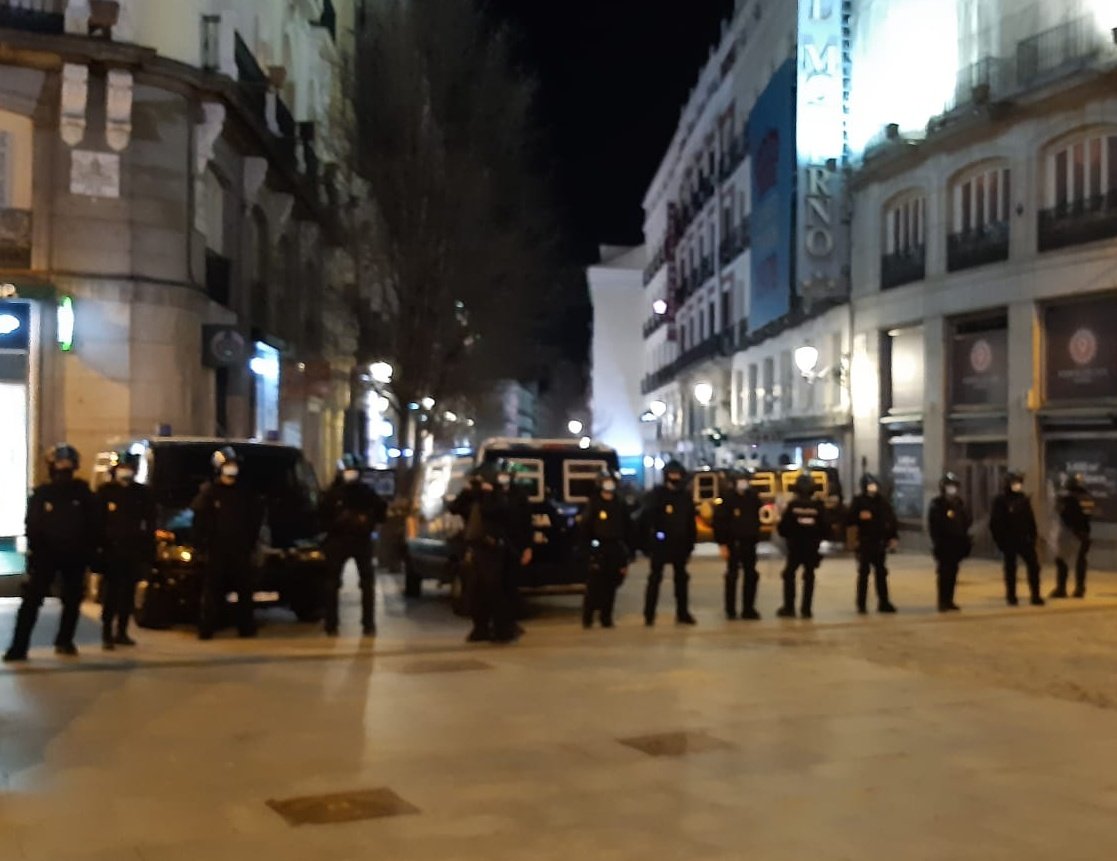 VallekasAntifa's tweet photo. Violentos son los de uniforme, placa y pistola, no lxs que se organizan y concentran contra la represión y la violencia policial

De nuevo hoy la policía enviada por Delegación de Gobierno de PSOE y Podemos atacando salvajemente al pueblo

#LibertadPabloHasel
#LlibertatPabloHasel https://t.co/o6oEmva54c