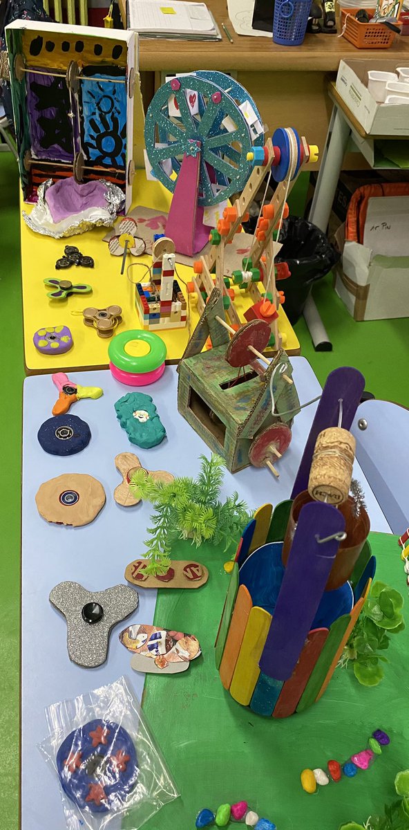 AmargosEva's tweet photo. A #PIN1 hem acabat el projecte científic Com funciona? Hem des/muntat objectes x aprendre els seus mecanismes i els hem integrat en les nostres pròpies creacions: spinners,pous, palanques, politges...Petits grans científics a #JEStGervasi han completat el carnet 👏🏼👏🏼 @JesuitesEdu https://t.co/BNrDrrtFLk