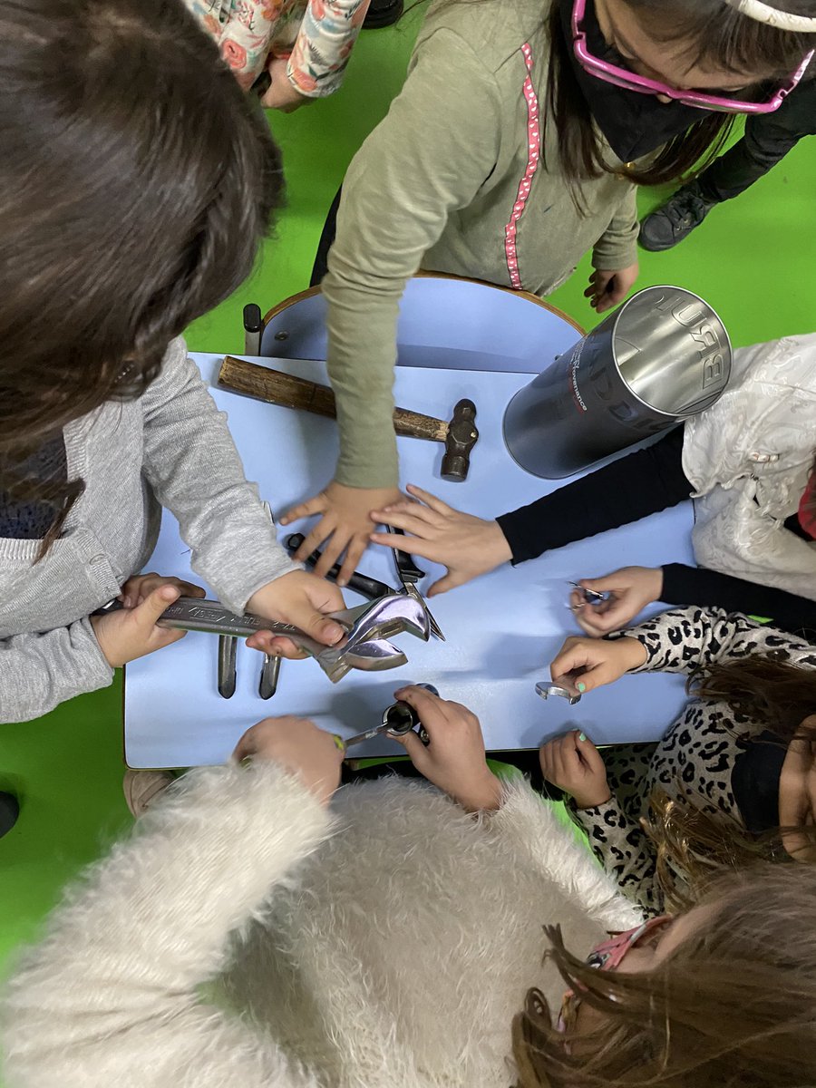 AmargosEva's tweet photo. A #PIN1 hem acabat el projecte científic Com funciona? Hem des/muntat objectes x aprendre els seus mecanismes i els hem integrat en les nostres pròpies creacions: spinners,pous, palanques, politges...Petits grans científics a #JEStGervasi han completat el carnet 👏🏼👏🏼 @JesuitesEdu https://t.co/BNrDrrtFLk