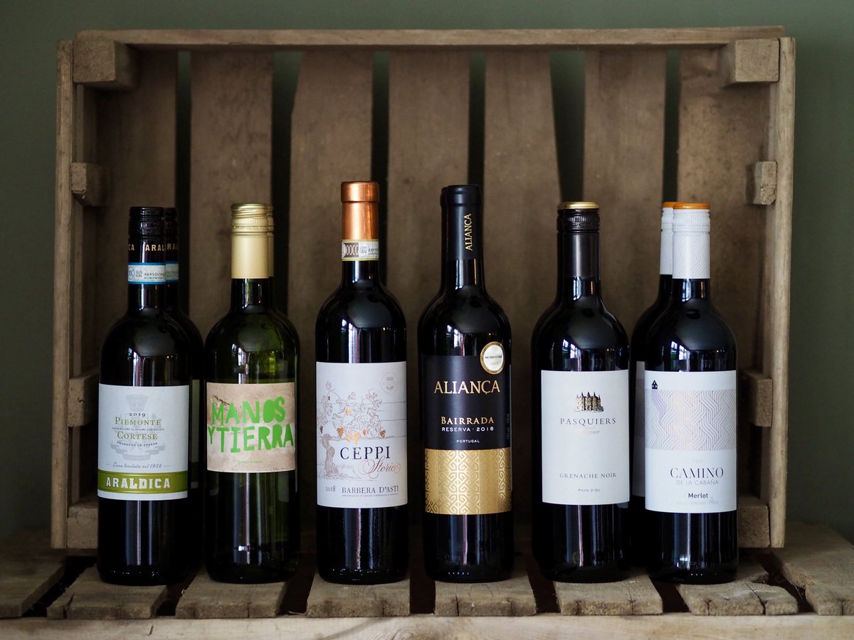 Don't miss out on our 'Golden' case deal this week.🌟 Featuring 12 of our best-selling wines and a FREE Hoxton Bakehouse loaf, all for only £84.95! 

Free delivery in Hampshire! Order yours 👉🏻 bit.ly/3k2BFIr