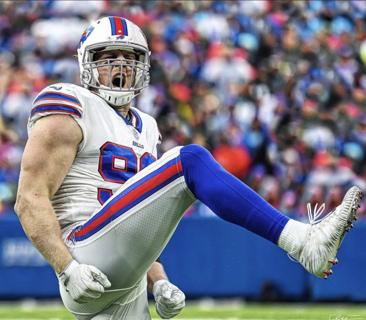 JUST IN 📰: The Bills have inquired about JJ Watt -- and the interest is definitely mutual, per <a href="/ByKimberleyA/">Kimberley A. Martin</a>.

📸 e.swaps on IG | #BillsMafia