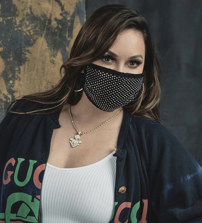ChiquisRivera's tweet photo. #BossBeeNation No se pueden perder a @Chiquis626 mañana en @premiolonuestro 🎙 por @Univision 7PM/6C. https://t.co/dQo9Dgd7dv