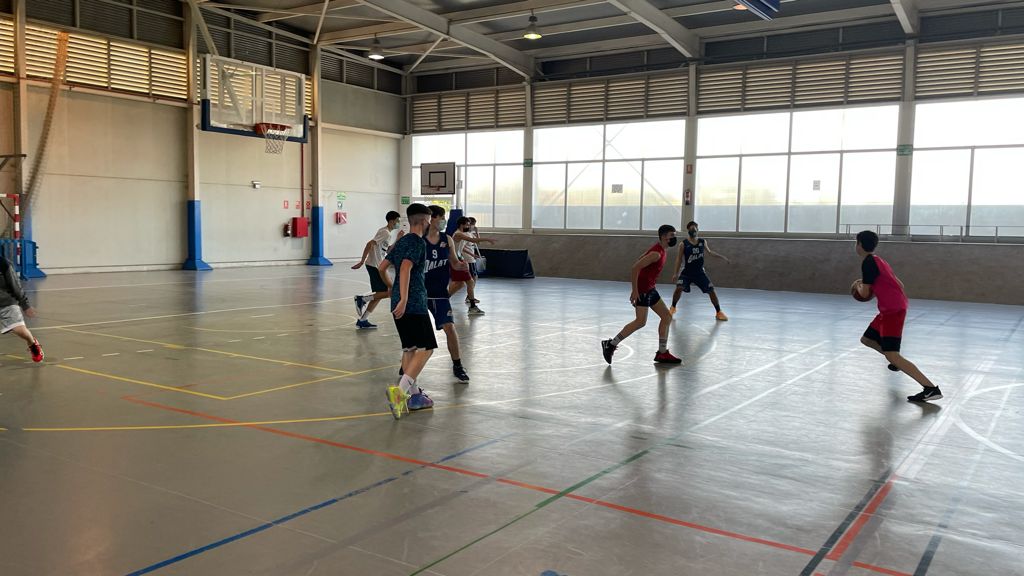 CBQalat's tweet photo. Nuestros jugadores de canasta grande de Distrito Sur también han vuelto!! 💪🏻💪🏻
🔵🟠 #GoQalat
#CadeteMasc #Junior04 #SeniorAzul https://t.co/Vaw2R2zCtw