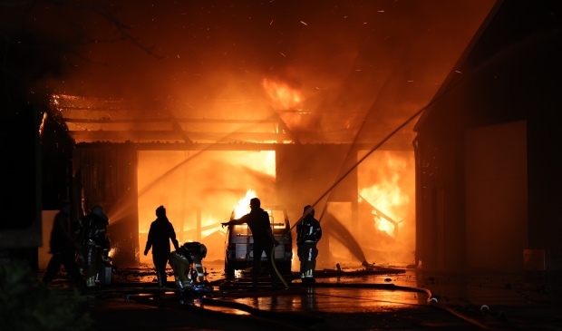 Grote brand verwoest schuur in Laag Zuthem #zwolle - ..