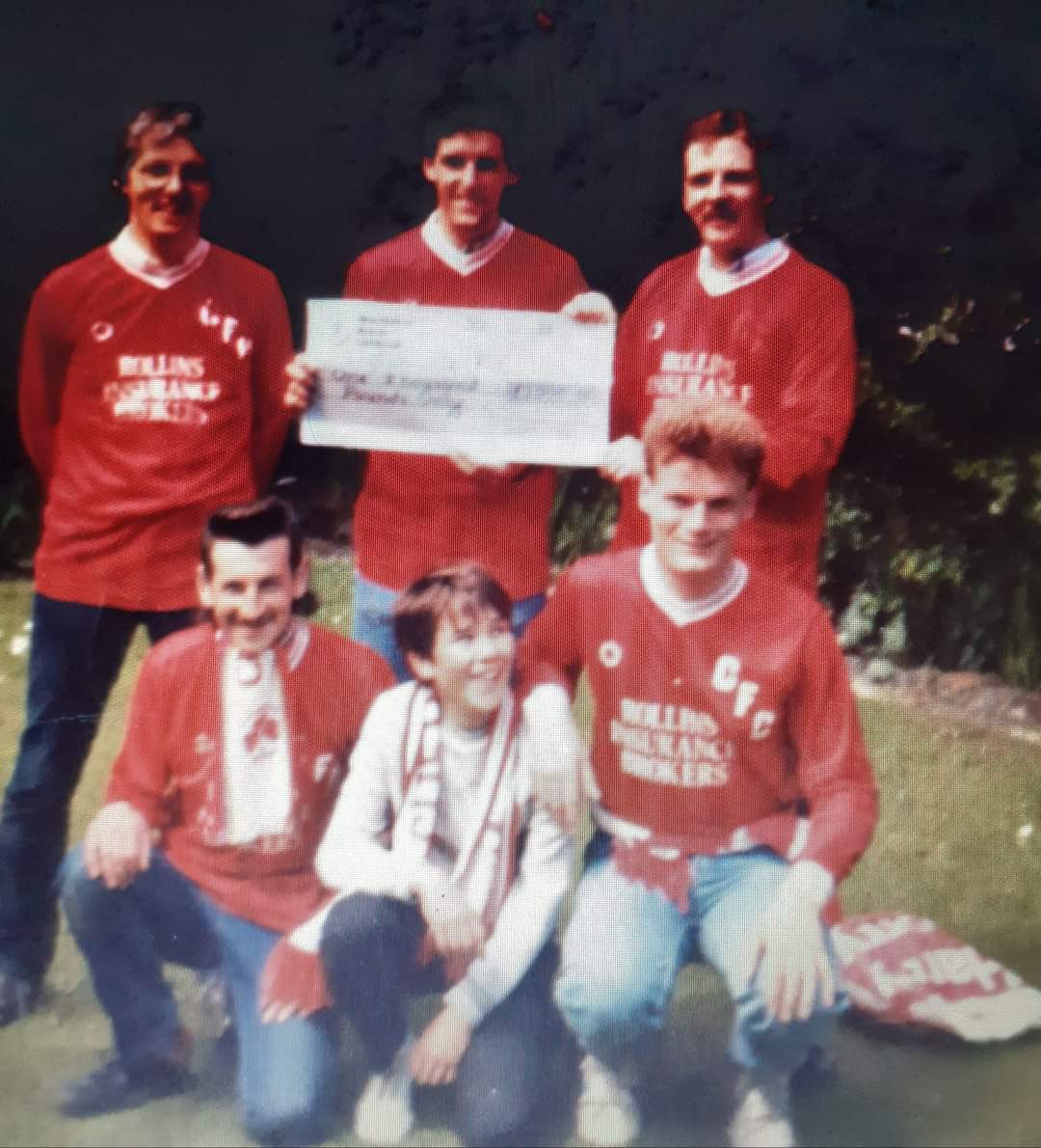 redarmyhistory's tweet image. Cliftonville supporters who completed a sponsored walk from Dublin to Belfast to raise money, when the club faced bankruptcy in 1987.

They slept on the floors of Drogheda FC and Newry Town&apos;s social clubs over the 3 day trek.