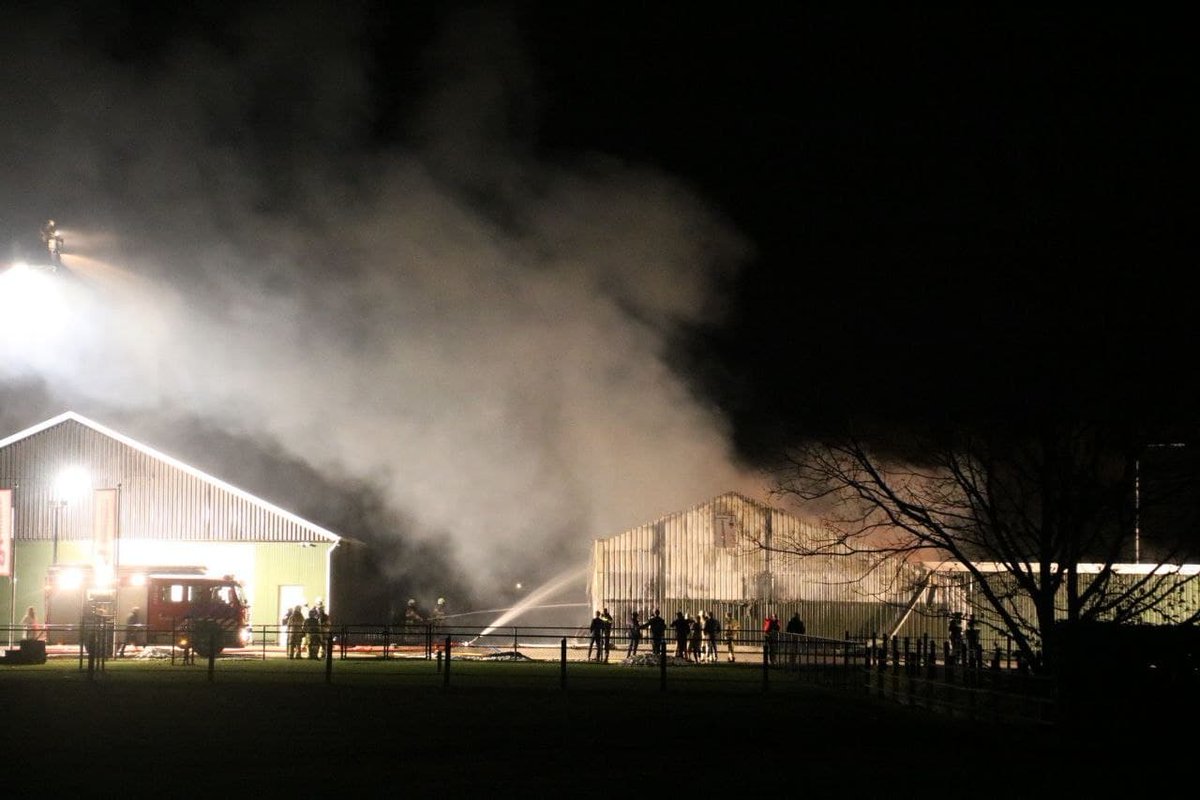 UPDATE GROTE BRAND LAAG ZUTHMEN #Zwolle De brand zou zijn ontstaan tijdens het verrichten van laswerkzaamheden aan een auto. ??..