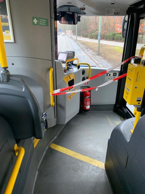 anjasilky's tweet photo. @BVG_Bus Pandemie,Abstandsgebot u. BVG sperrt mit Flatterbändern vordere Sitze im Bus ab u. verringert dadurch den Fahrgastraum: Fahrgäste müssen näher zusammenrücken, vordere Sitzplätze fallen weg obwohl in vielen Bussen große Sicherheitsscheiben neben Busfahrer eingebaut wurden https://t.co/0gqlo314FK