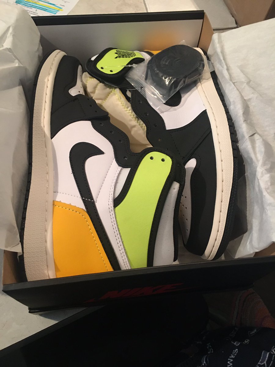 TDL253's tweet photo. Big Shout to the homie and forever friend @Cortez72life for my package!! Snow in Texas didn’t stop them from coming here in SC! #NotMySize #SmallFootGang https://t.co/63RyBdDLeC